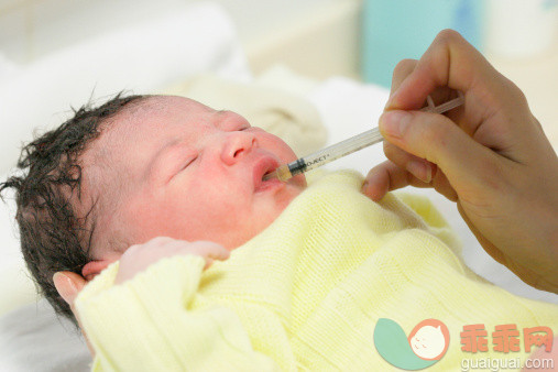 人,尿布,健康保健,水笔,水滴_149321156_Nurse attending to newborn baby_创意图片_Getty Images China