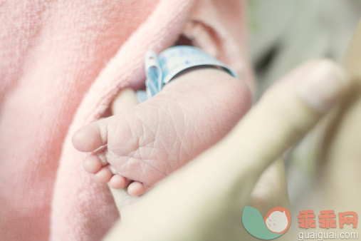 人,室内,手,赤脚,床单_147517021_Sole of baby just born_创意图片_Getty Images China