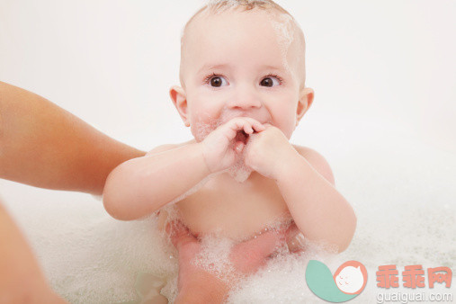 人,椅子,浴盆,生活方式,室内_168850316_Mother washing baby girl in bubble bath_创意图片_Getty Images China