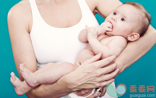 人,尿布,2到5个月,影棚拍摄,30岁到34岁_155280096_Mother and Infant Child_创意图片_Getty Images China