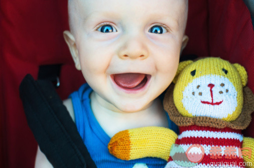 人,婴儿服装,室内,娃娃,欣喜若狂_103038057_Baby smiles holding doll_创意图片_Getty Images China