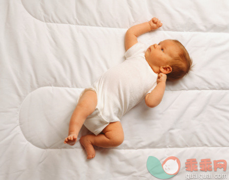 摄影,Y51007,做手势,张开手臂,装饰物_200246978-001_Baby (3-6 months) lying on bed_创意图片_Getty Images China