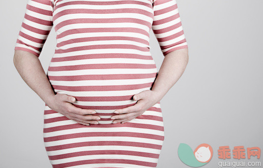 人,影棚拍摄,中间部分,20到24岁,手_116363470_Studio shot of pregnant woman_创意图片_Getty Images China