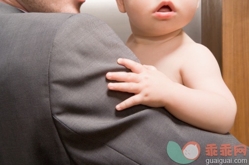 构图,图像,摄影,年龄,表现积极_56295061_Businessman holding baby_创意图片_Getty Images China