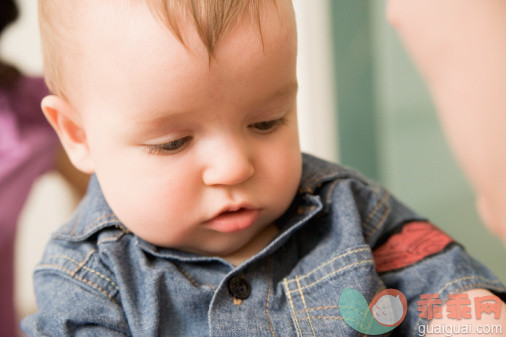 概念,构图,图像,摄影,肖像_56295137_Baby in a denim jacket_创意图片_Getty Images China