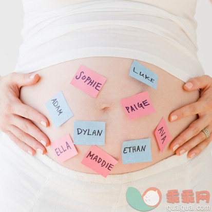 人,衣服,人生大事,健康保健,文字_83781389_Pregnant Belly with Stickie Notes of Baby Names_创意图片_Getty Images China