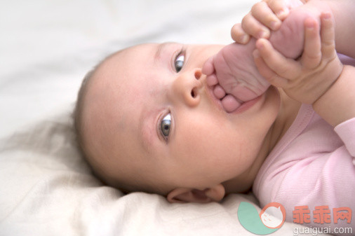 人,婴儿服装,室内,白人,赤脚_91098099_8 months old female baby on bed_创意图片_Getty Images China