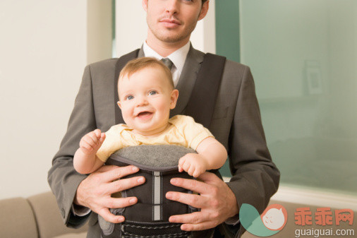 概念,构图,图像,摄影,年龄_56295109_Businessman with his son in a baby carrier_创意图片_Getty Images China