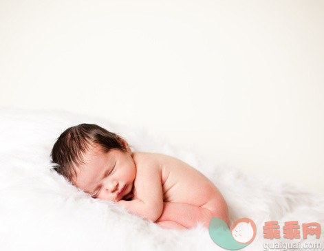 室内,满意,白人,静止的,躺_155150168_Newborn Baby Sleeping on a White Fur Rug_创意图片_Getty Images China