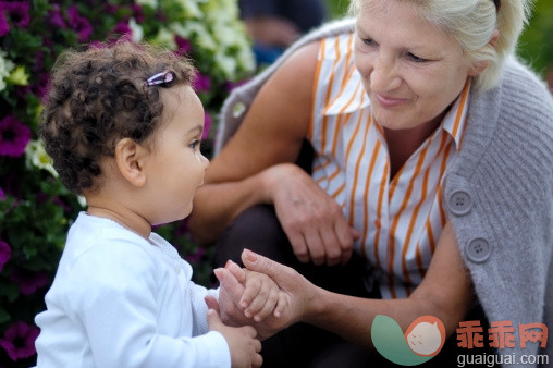 公园,人,户外,快乐,金色头发_157334048_Grandmother and Granddaughter in the Park ( serie)_创意图片_Getty Images China