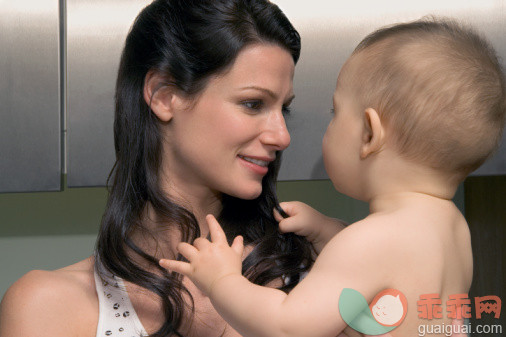 概念,构图,图像,摄影,头发长度_56295129_Woman holding her baby_创意图片_Getty Images China