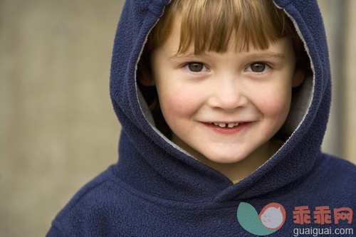 人,户外,棕色头发,白人,微笑_gic18594243_Smiling boy in a hooded sweatshirt_创意图片_Getty Images China