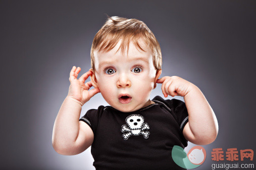 人,婴儿服装,影棚拍摄,褐色眼睛,担心_144716558_Worried Baby Plugging Ears_创意图片_Getty Images China