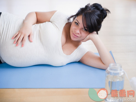 人,人生大事,生活方式,健康保健,饮食_98818282_Pregnant Hispanic woman laying on yoga mat_创意图片_Getty Images China