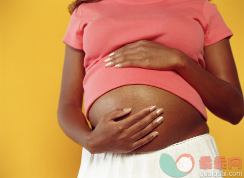 概念,主题,人生大事,视角,构图_200253171-001_Young pregnant woman touching stomach, mid section_创意图片_Getty Images China