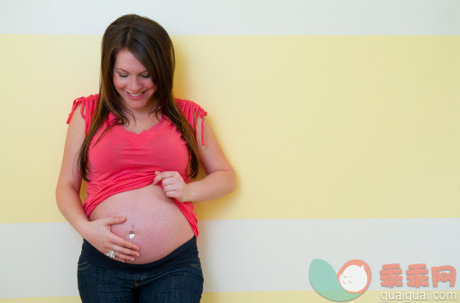 人,休闲装,室内,25岁到29岁,怀孕_118718508_Pregnant woman looking at her belly_创意图片_Getty Images China