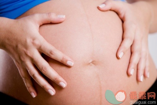 概念,主题,人生大事,视角,构图_74064318_Mid section view of a pregnant woman touching her abdomen_创意图片_Getty Images China