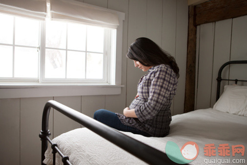 人,休闲装,住宅内部,床,室内_102285097_Expectant mother sitting on bed_创意图片_Getty Images China