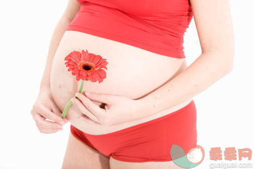 人,衣服,半装,健康保健,影棚拍摄_82568521_pregnant woman with daisy flower_创意图片_Getty Images China