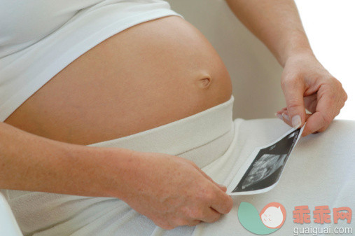 健康保健,社会问题,妇女问题,人生大事,摄影_56847762_Expectant mother looking at sonogram of baby, mid section_创意图片_Getty Images China