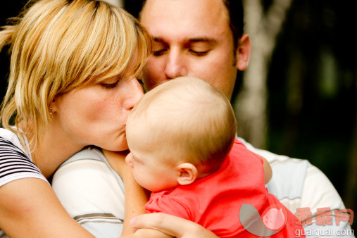 人,户外,快乐,爱的,深情的_157383658_Happy Young Family_创意图片_Getty Images China