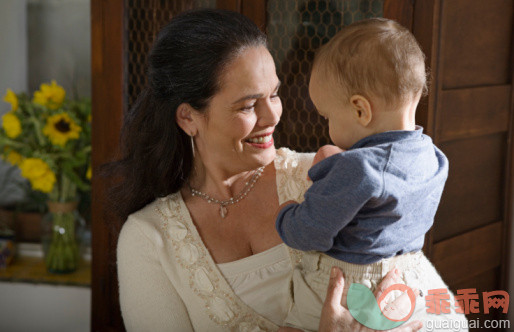 人,生活方式,室内,饭厅,微笑_85645612_Woman holding baby boy_创意图片_Getty Images China