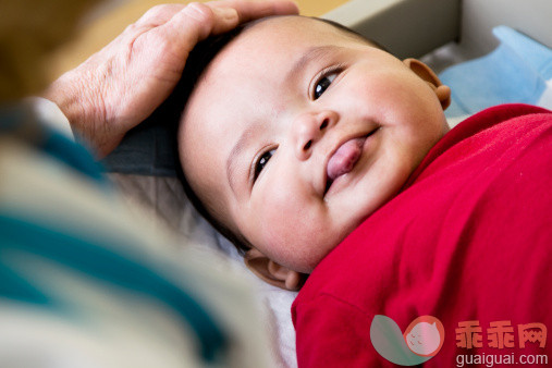 人,图像,健康保健,室内,人的嘴_157594555_Pediatrician with a Baby_创意图片_Getty Images China