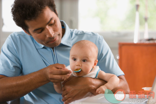 厨房,人,食品,饮食,室内_85654729_Father feeding baby_创意图片_Getty Images China