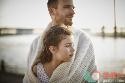 人,寒冷,度假,旅游目的地,户外_gic18645226_Father and daughter wrapped in blanket outdoors_创意图片_Getty Images China