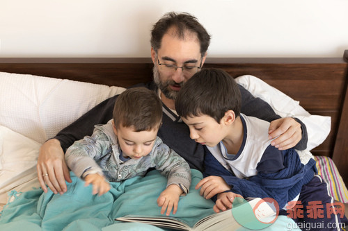 人,休闲装,床,教育,室内_gic18689569_Father and siblings reading book in bed_创意图片_Getty Images China