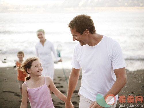 人,度假,户外,35岁到39岁,45到49岁_gic18632234_Family on beach_创意图片_Getty Images China