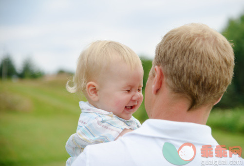 人,休闲装,12到17个月,户外,30岁到34岁_509474853_Father and baby son_创意图片_Getty Images China