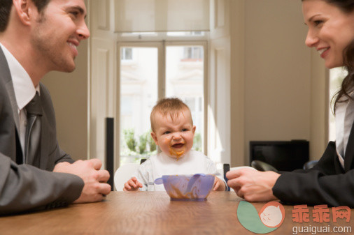 概念,主题,饮食,构图,图像_56295077_Parents with their baby at dinner table_创意图片_Getty Images China