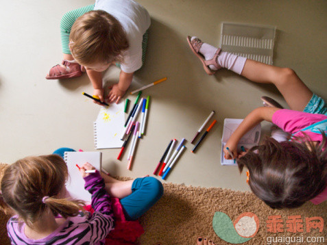 人,休闲装,12到17个月,室内,金色头发_91654788_young kids coloring_创意图片_Getty Images China