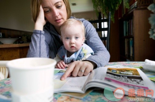 人,情绪压力,室内,30岁到34岁,书_86059324_Frustrated mother and toddler reading book_创意图片_Getty Images China