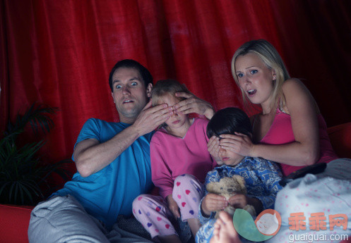 人,休闲装,窗帘,四分之三身长,室内_154319753_Parents hiding children's eyes from television_创意图片_Getty Images China