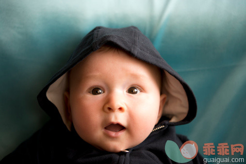 人,婴儿服装,床,影棚拍摄,褐色眼睛_498780893_Surprised baby boy_创意图片_Getty Images China