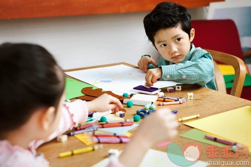冬天,斜眼看,季节,学习,教育_gic12532156_Kids drawing on a table_创意图片_Getty Images China