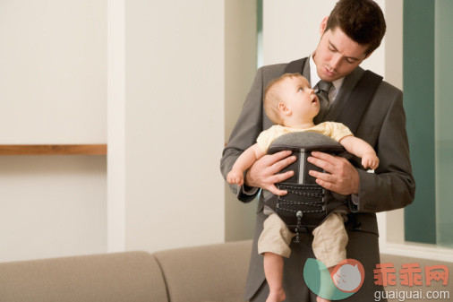 概念,构图,图像,摄影,年龄_56295141_Businessman with his son in baby carrier_创意图片_Getty Images China