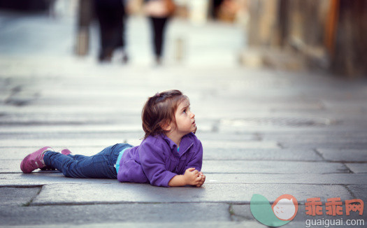 户外,凝视,街道,摄影,趴着_513715213_Little girl on floor_创意图片_Getty Images China