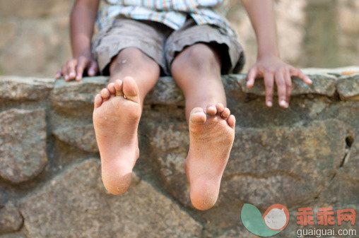 人,户外,腰部以下,足,石墙_125768995_Feet of barefoot boy._创意图片_Getty Images China