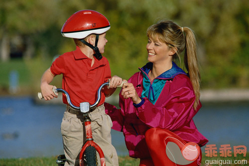 头盔,公园,人,保护工作服,运动_gic18697700_CHIPL071 Mother and Son in park with red bicycle_创意图片_Getty Images China