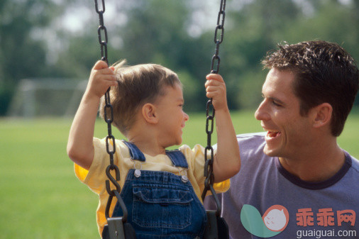 摄影,户外,核心家庭,单亲家庭,独生子女家庭_57568105_Close-up of a father and his son playing on a swing_创意图片_Getty Images China