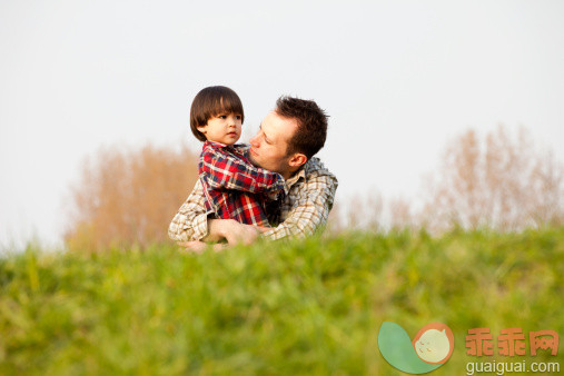 人,休闲装,环境,自然,户外_145065291_A sad boy being consoled by his father_创意图片_Getty Images China