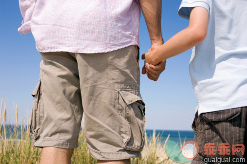 人,衣服,短裤,户外,中间部分_88007590_Germany, Baltic sea, Father and son (8-9) holding hands, rear view, close-up_创意图片_Getty Images China