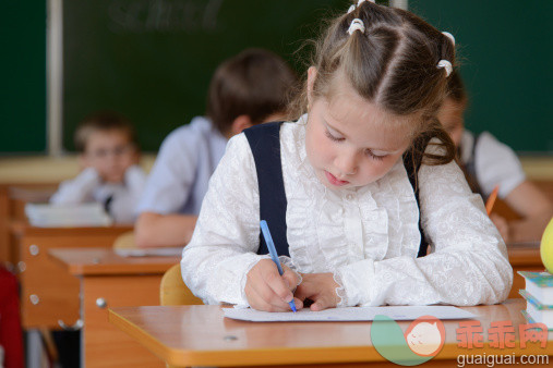 人,书桌,教育,室内,长发_512275499_Little pretty schoolgirl_创意图片_Getty Images China