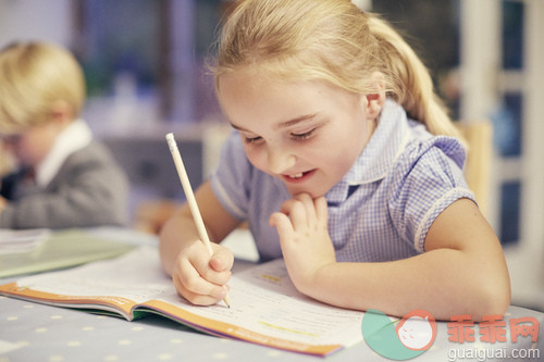 人,休闲装,书桌,教育,室内_gic14086862_Schoolgirl doing homwork_创意图片_Getty Images China