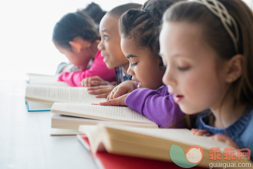 人,教育,生活方式,室内,书_503848115_Students reading in classroom_创意图片_Getty Images China