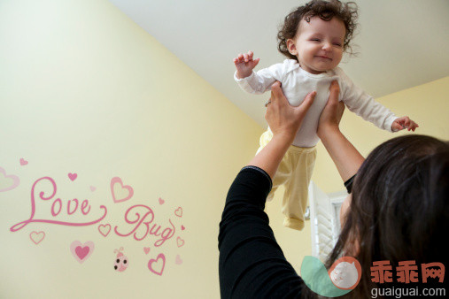 人,休闲装,婴儿服装,室内,40到44岁_156265233_Child smiling as mother lifts her into the air_创意图片_Getty Images China