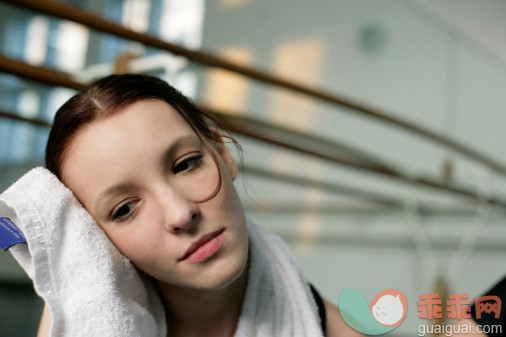 运动,锻炼,摄影,肖像,休息_57026972_A female ballet dancer drying her face_创意图片_Getty Images China